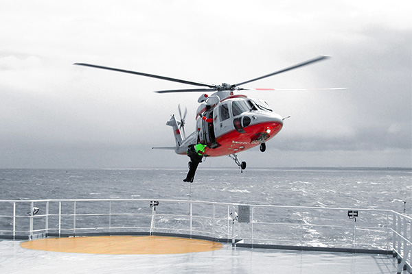 Lotse beim versetzen im Helikopter